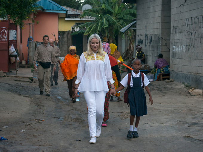 tanzania: Kronprinsessen med 10 år gamle Zubeda på vei til skolen. Utdannelse er veien ut av fattigdommen. Foto: Henrik Myhr Nielsen, NRK